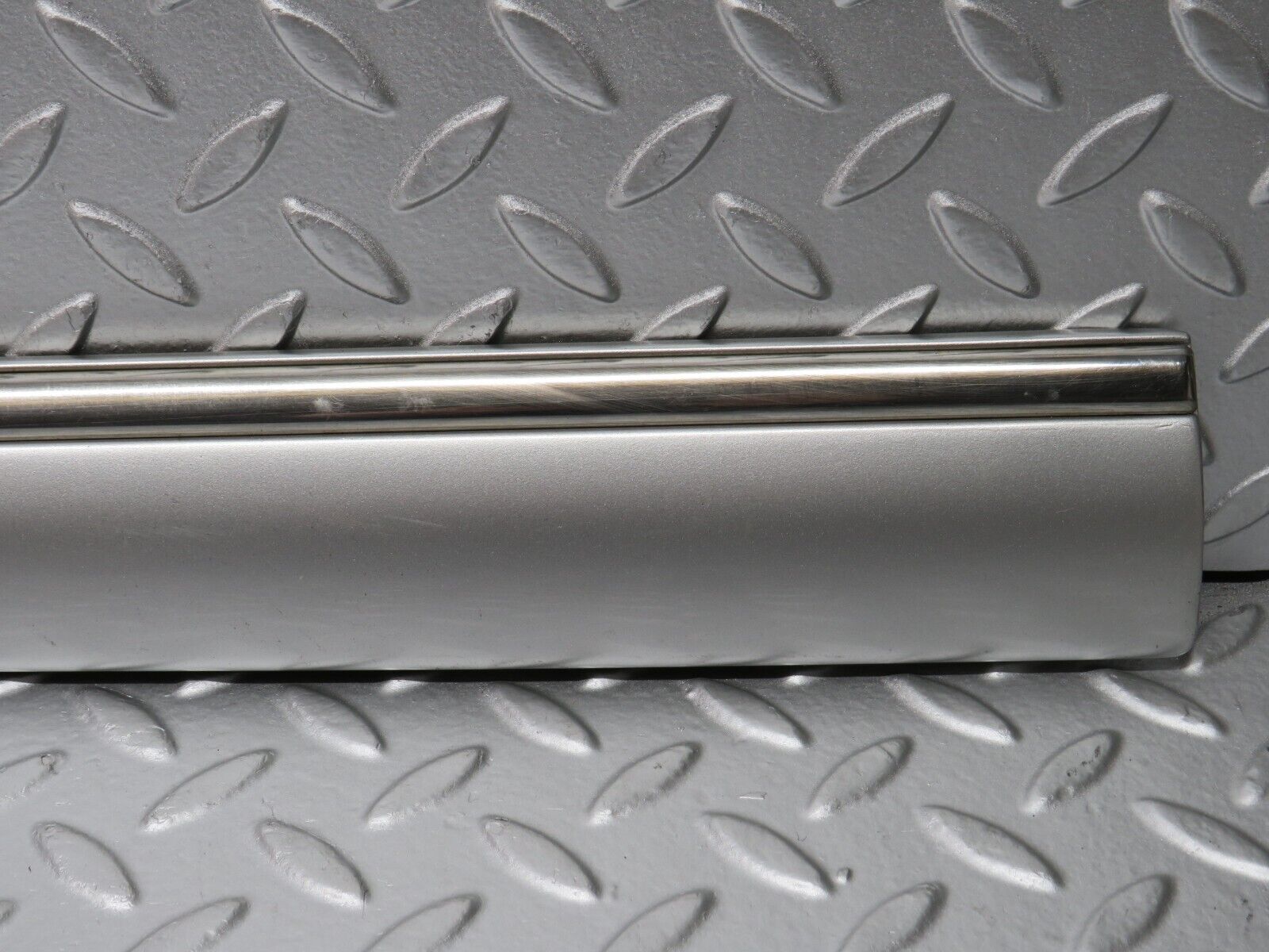 32287 Mercedes-Benz W220 S430 Front Left Door Centre Moulding Trim 2206900562