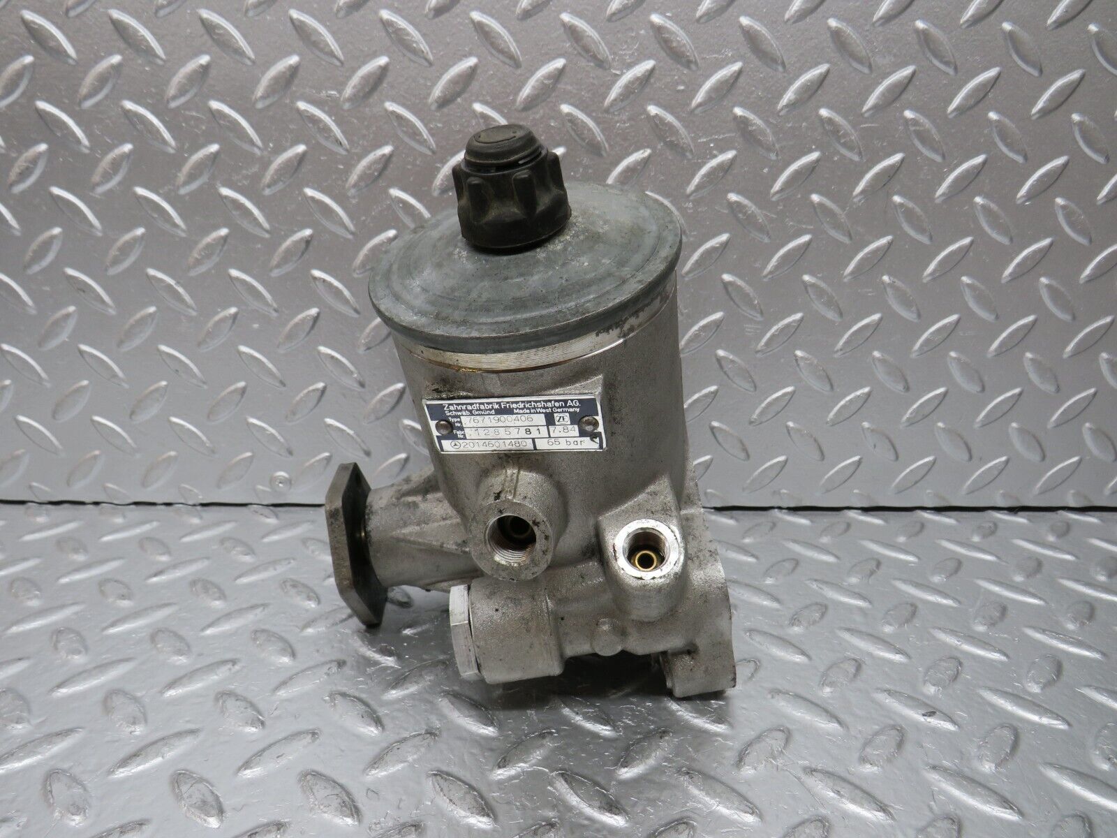 30839 Mercedes-Benz W201 190E 2.0L Power Steering Pump 2014601480 7671501142