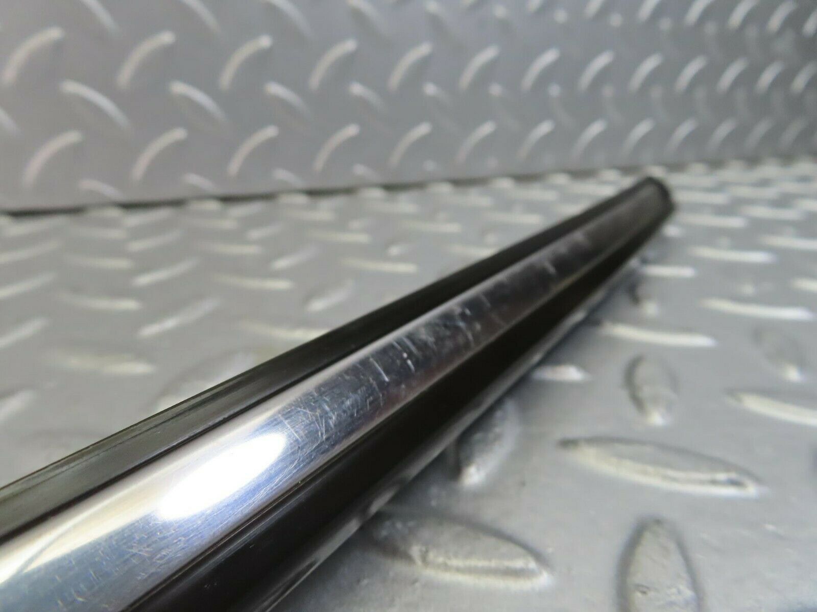 10275 Mercedes-Benz W123 Front Right Fender Wing Centre Moulding Trim