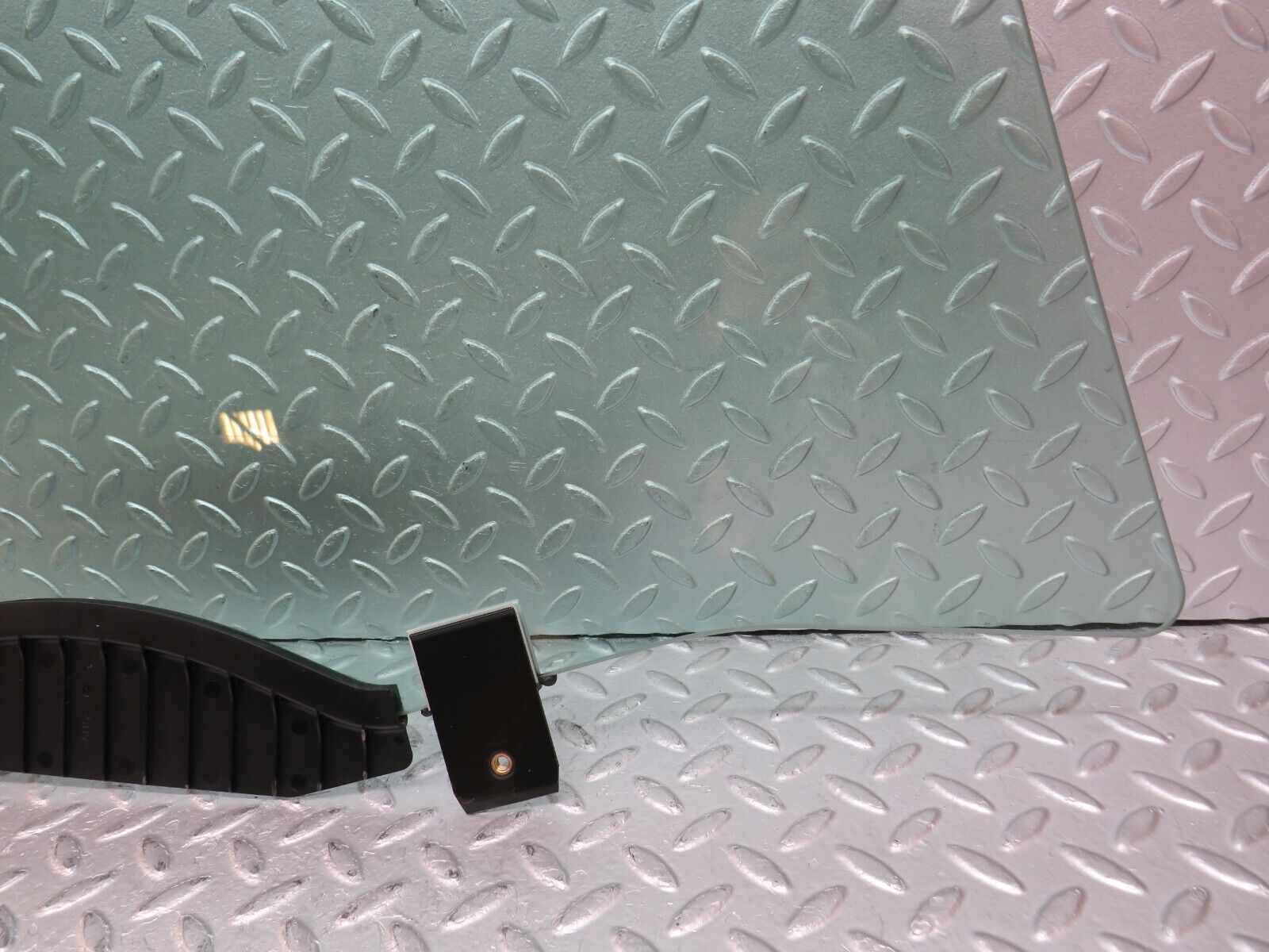 35168 Mercedes-Benz W221 Front Left Door Window Glass