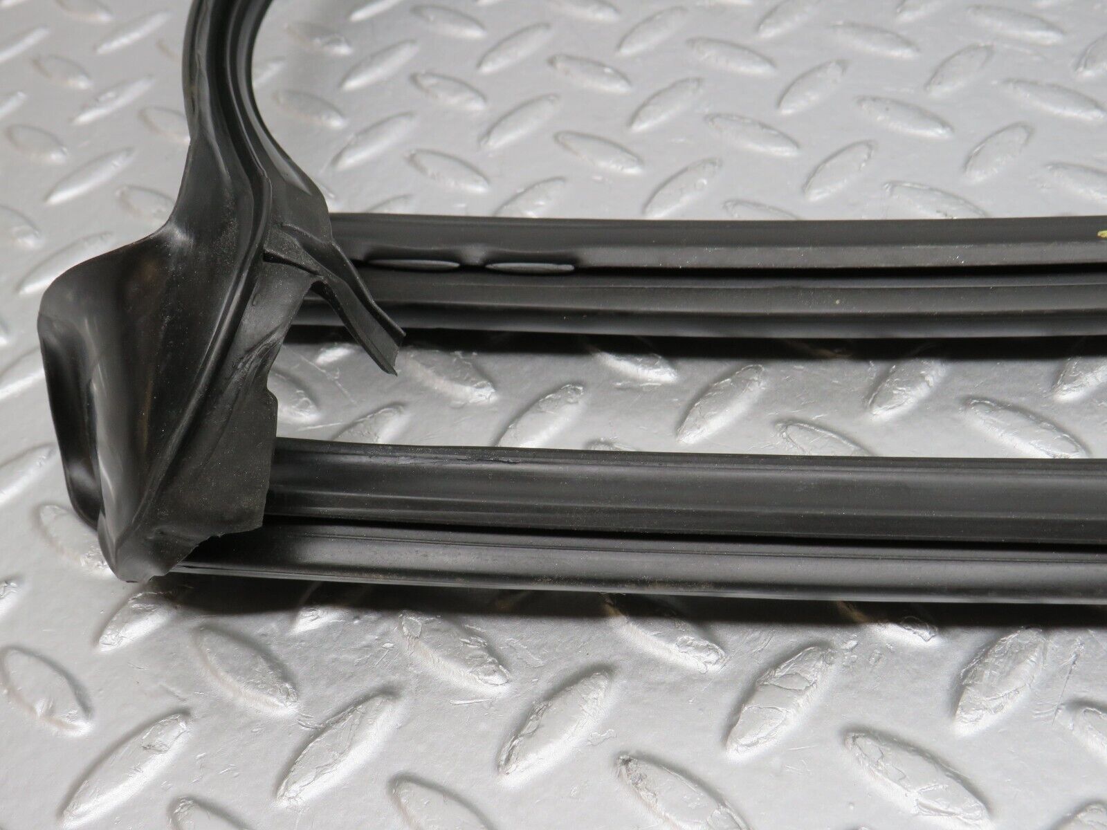 38606 Mercedes-Benz R129 280SL Coupe Front Windscreen Rubber Seal