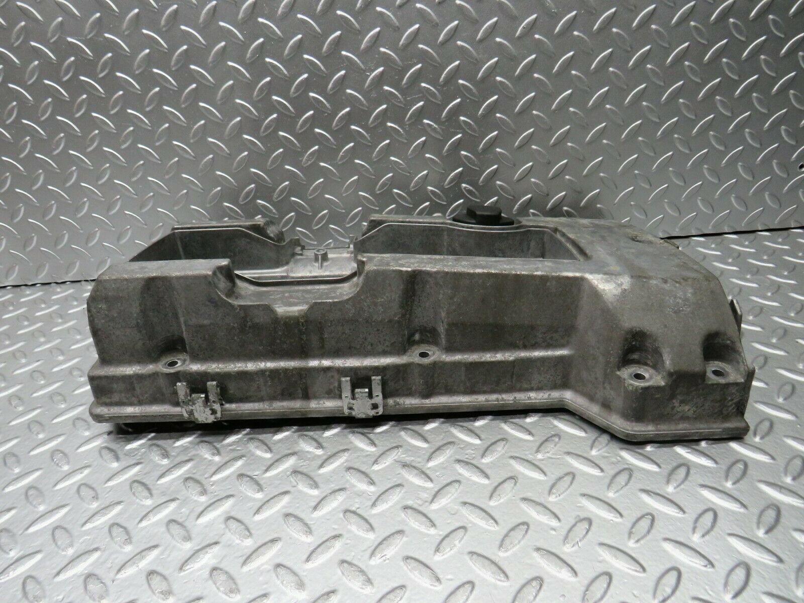 22500 Mercedes-Benz C124 E220 Coupe Cylinder Head Valve Cover 1110100330