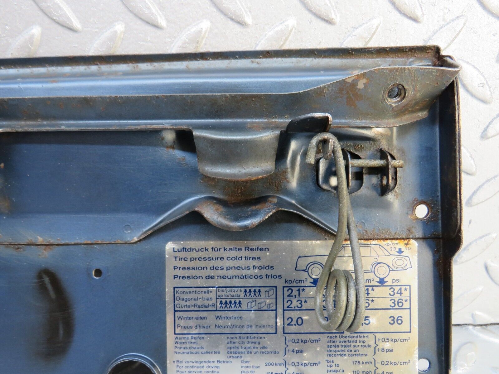 37594 Mercedes-Benz W109 300SEL Fuel Tank Flap Cap 1095840839