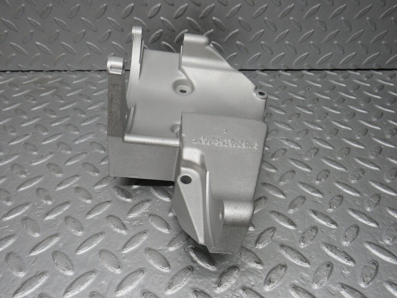 38134 Mercedes-Benz A124 320E Cabriolet Alternator Generator Bracket 1041550135