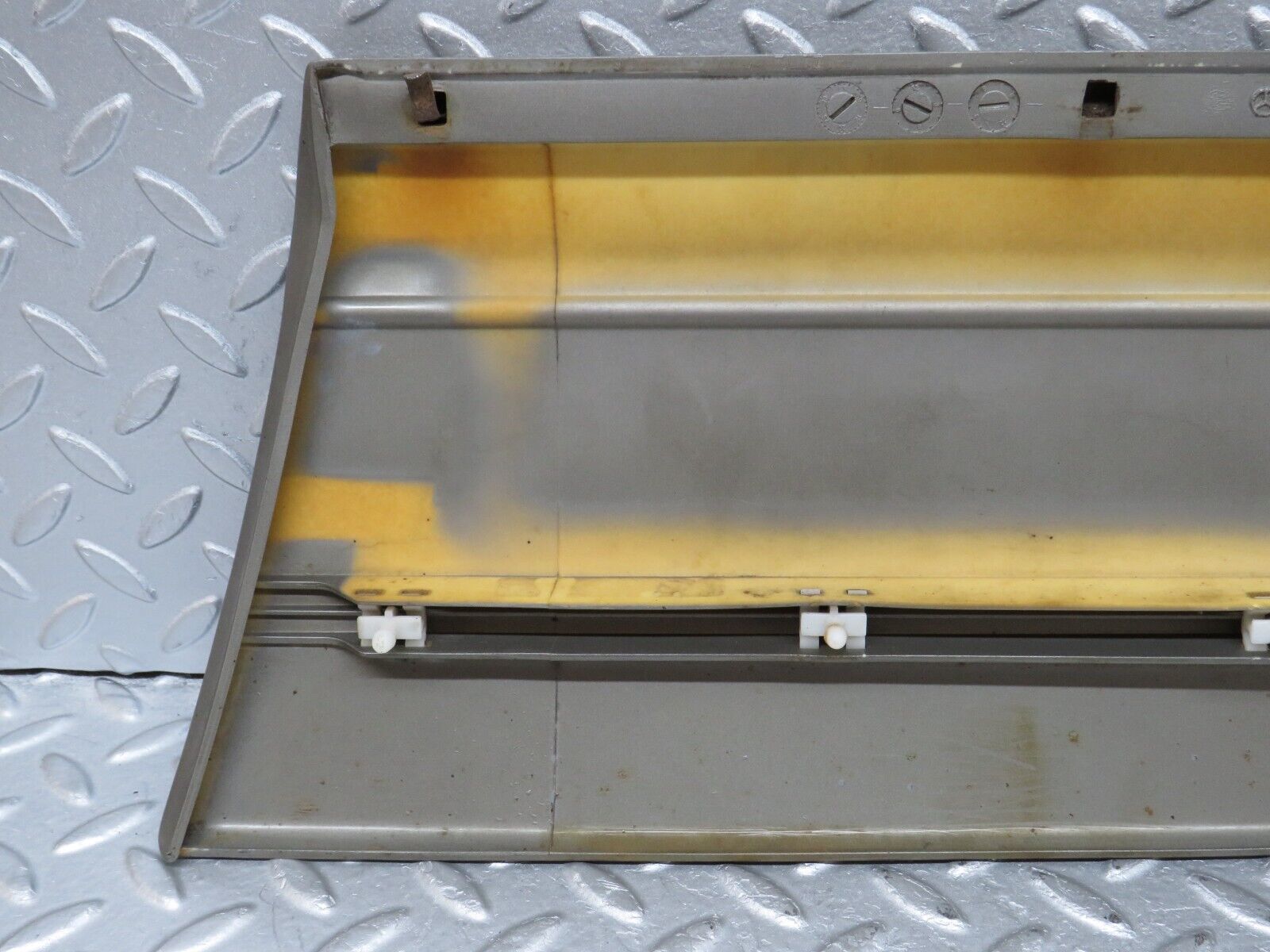 35968 Mercedes-Benz W126 420SE Front Left Fender Wing Moulding Trim 1266903540