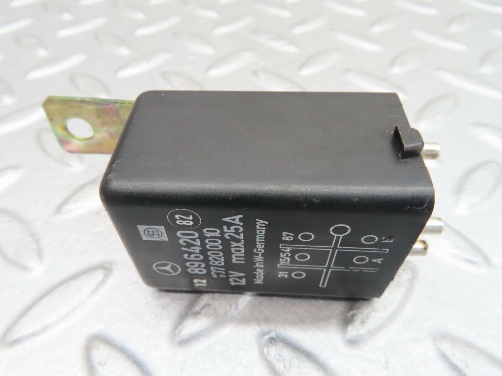 16122 Mercedes-Benz W123 280E Rear Heated Windscreen Relay 1078200010