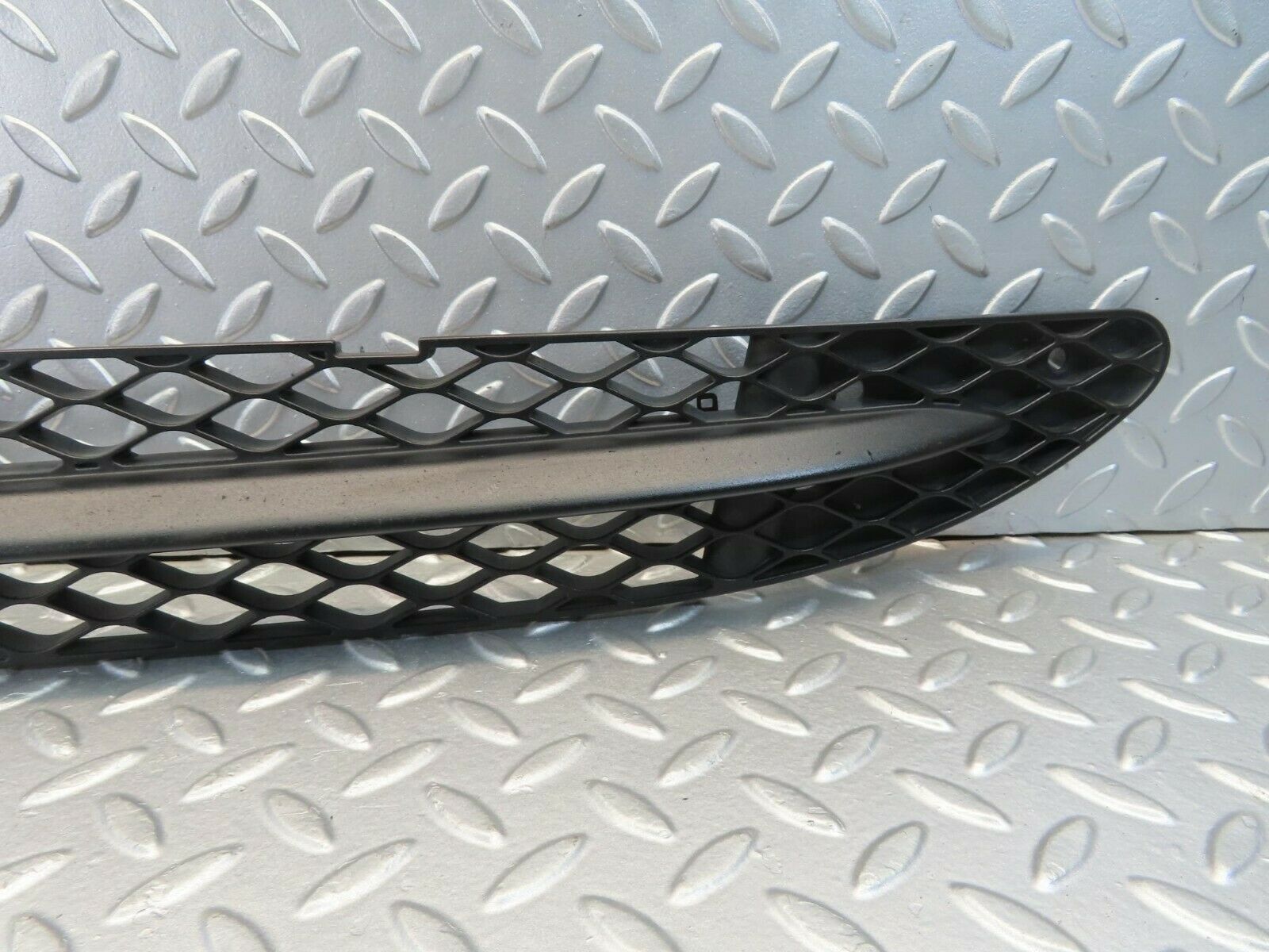 11144 Mercedes-Benz W221 S320 Front Bumper Lower Grill 2218850523