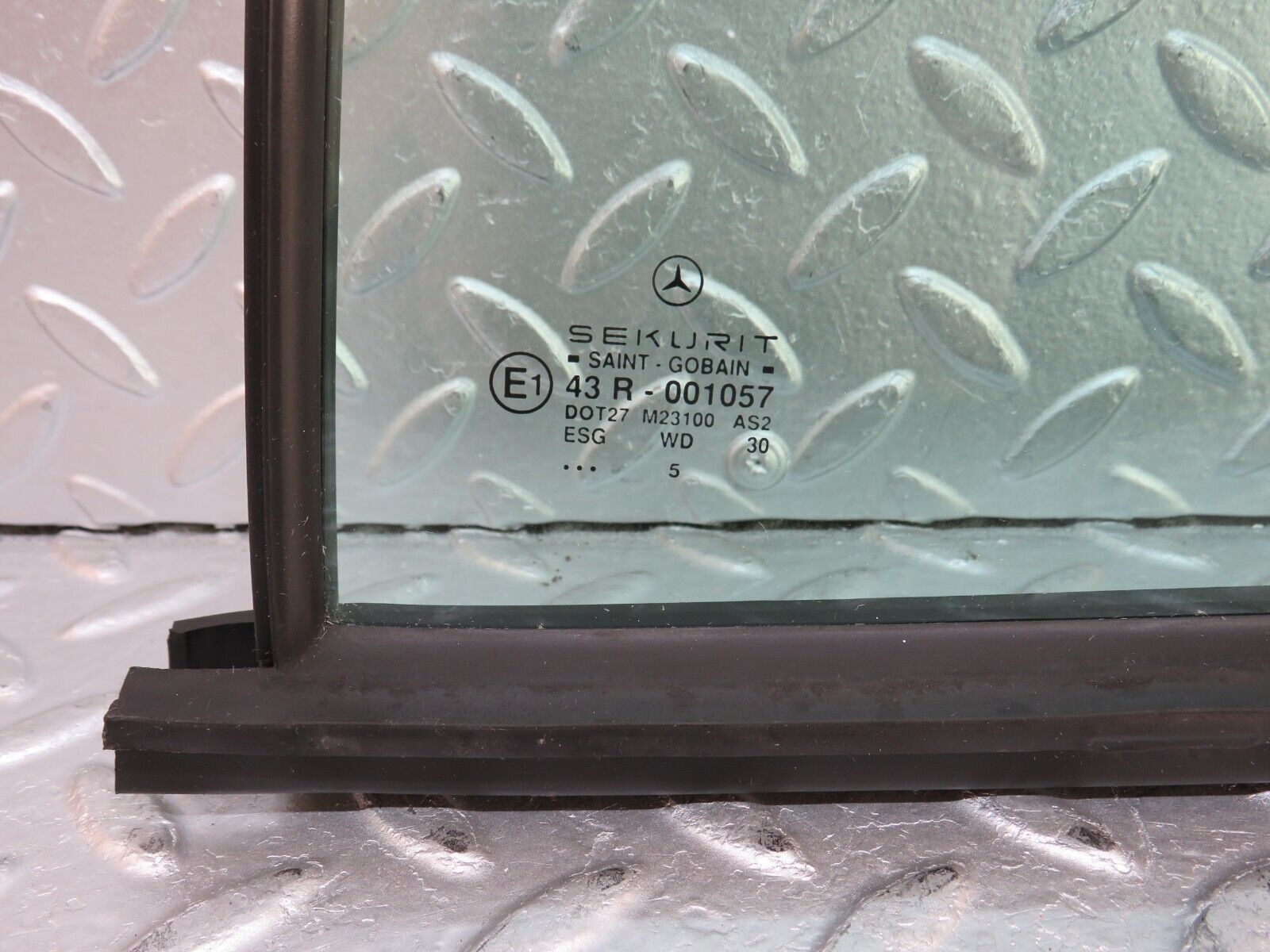 33259 Mercedes-Benz W202 C180 Rear Left Quarter Window Glass 2027350124