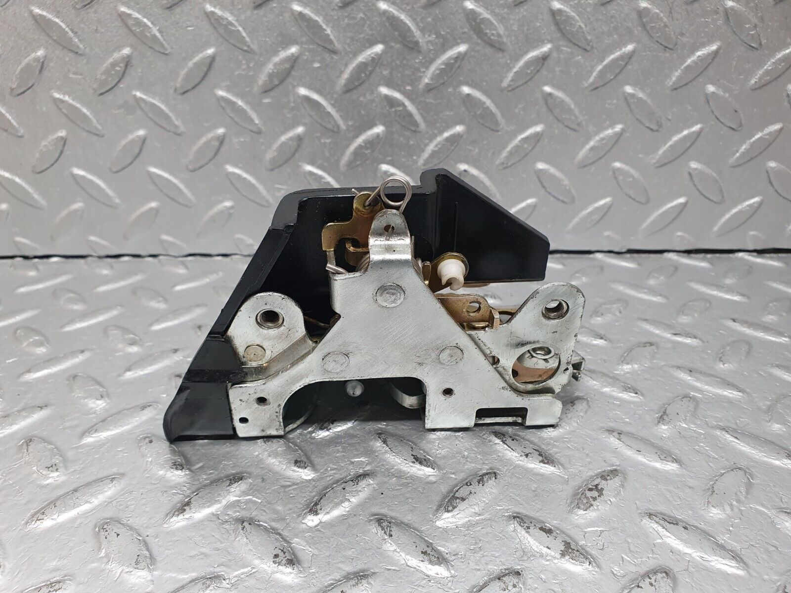 41106 Mercedes-Benz W126 300SE Rear Left Door Lock Mechanism 1237330108