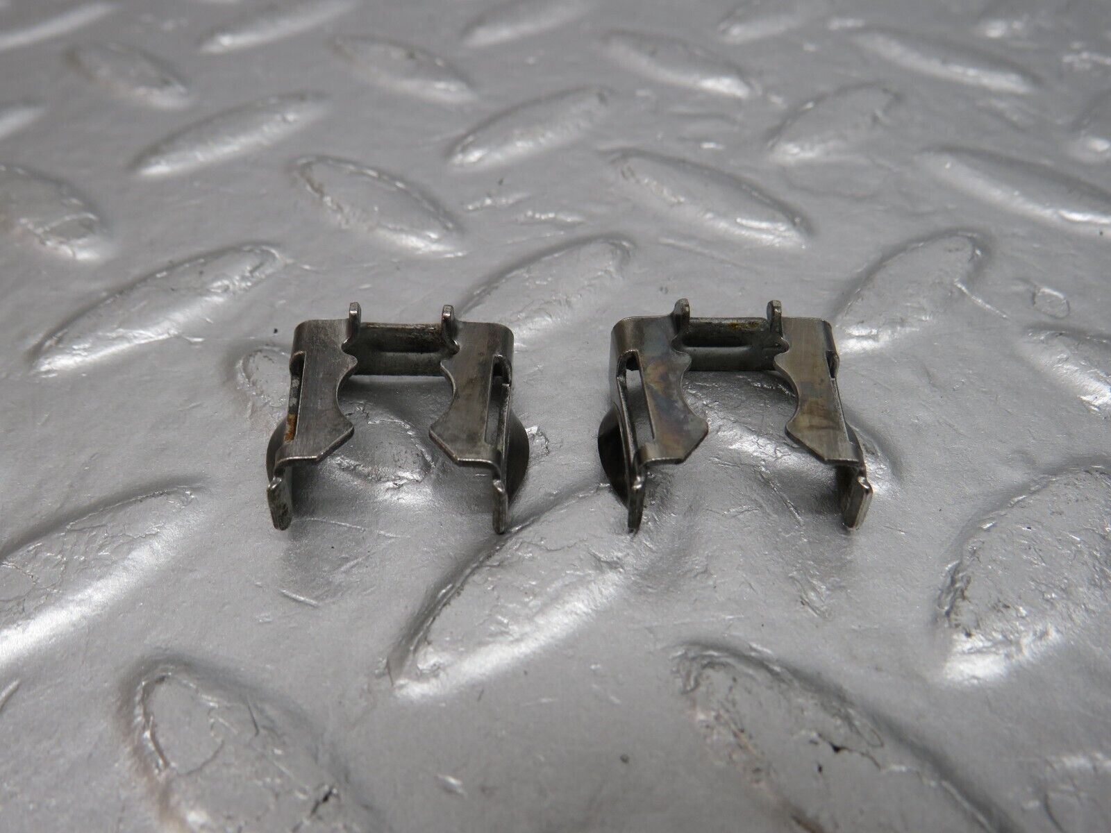 39777 Mercedes-Benz R129 320SL Coupe Fuel Injector Bracket 2x