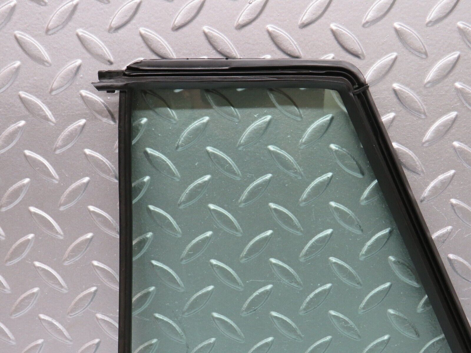 33139 Mercedes-Benz S124 Rear Left Door Quarter Window Glass 1247350824