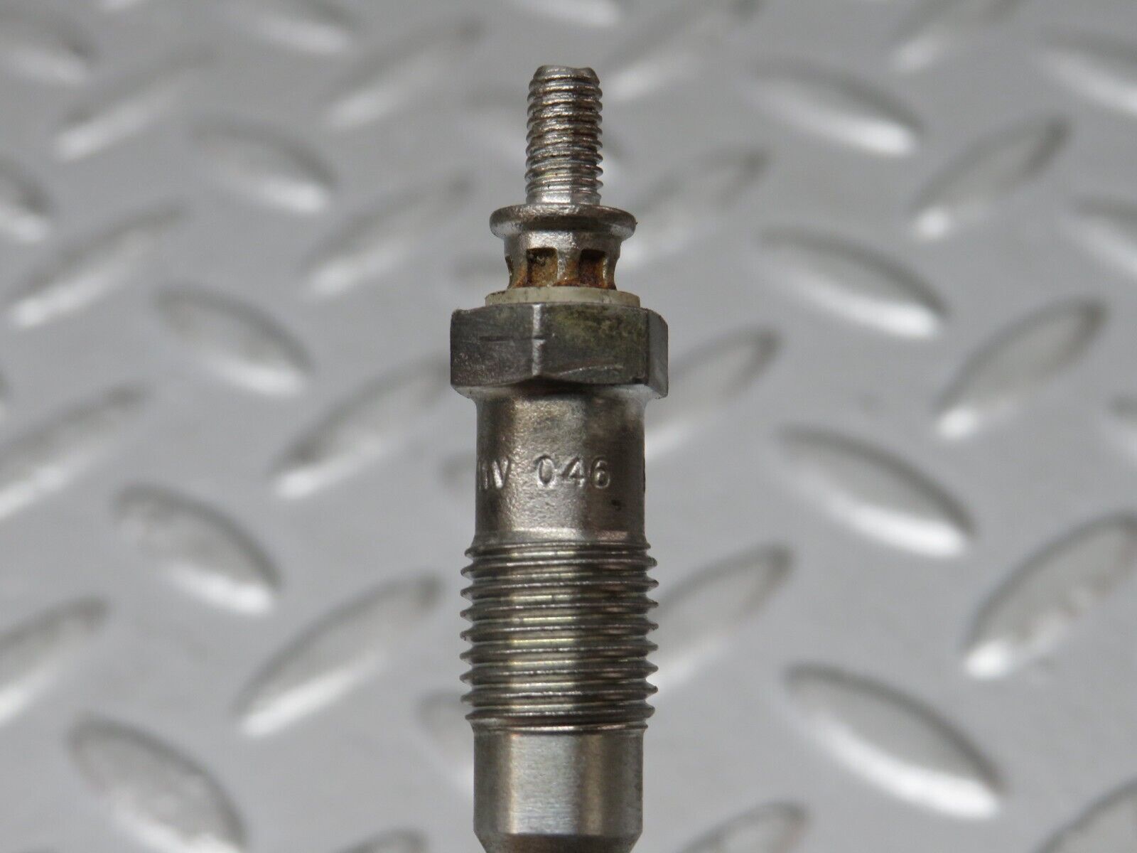 32898 Mercedes-Benz W123 300D Glow Plug Bosch Y-902R 046