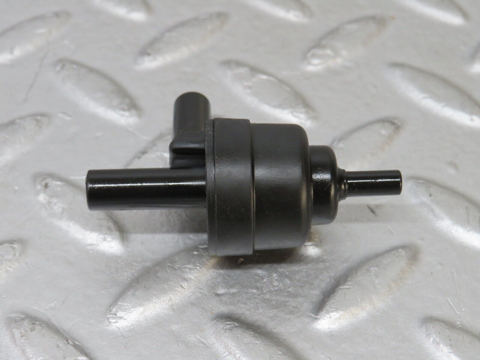 36911 Mercedes-Benz C126 420SEC Coupe Engine Crankcase Vent Valve 1074700893