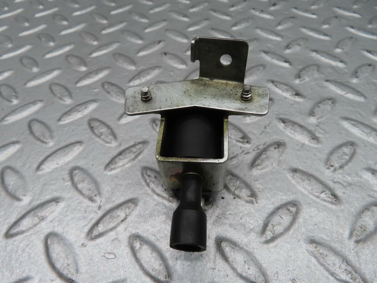 14737 Mercedes-Benz W201 190E Vacuum Control Valve 0015408697