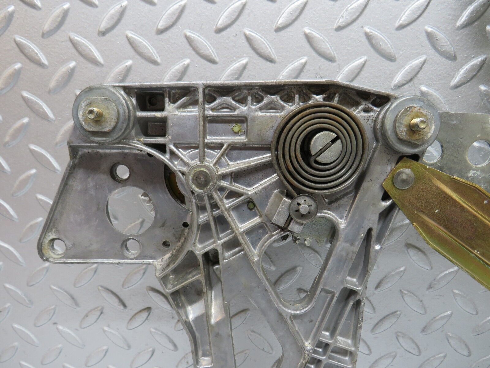 36862 Mercedes-Benz C126 420SEC Right Door Power Window Regulator 1267202646 1267250411