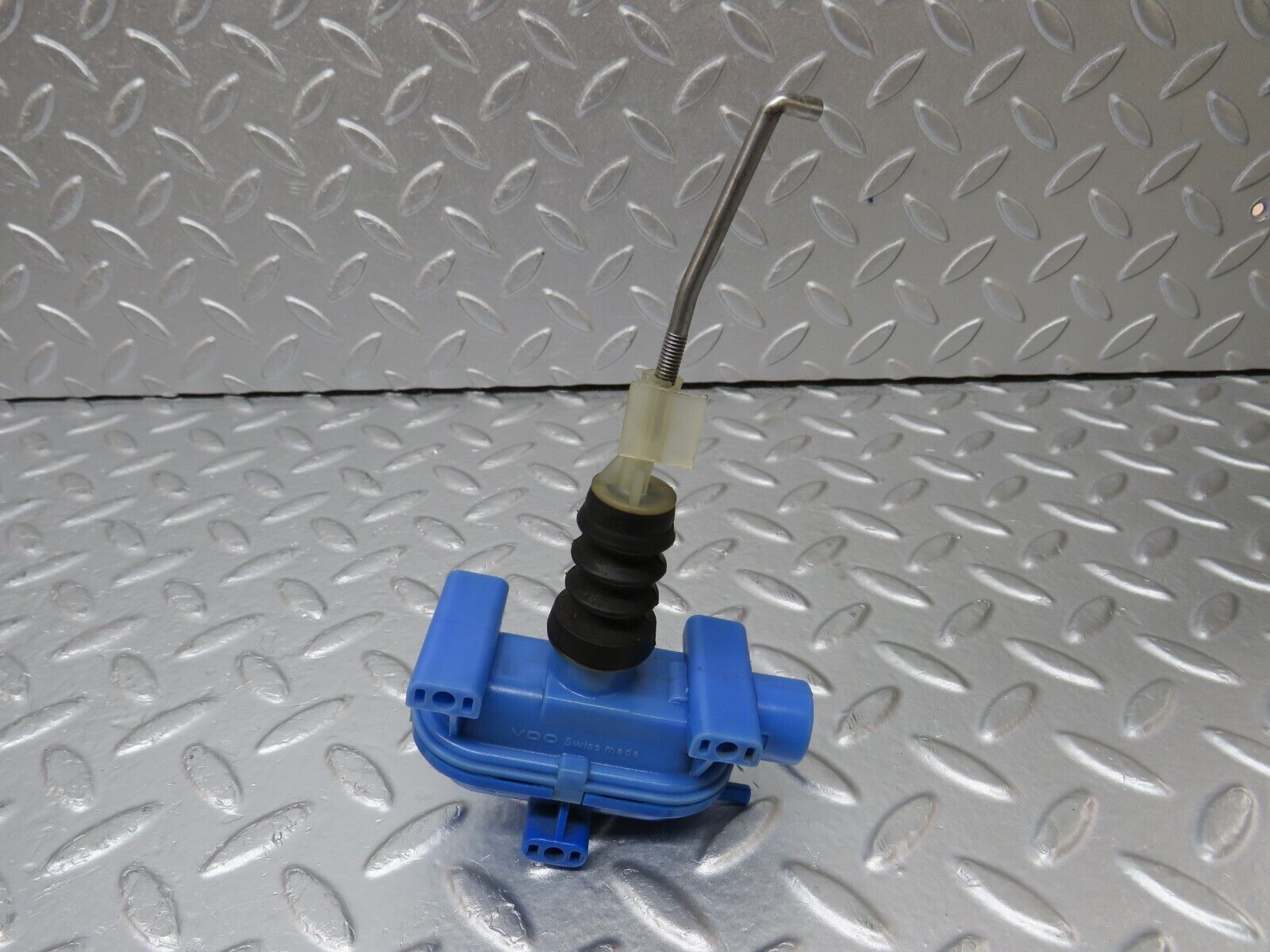 34331 Mercedes-Benz C126 380SEC Coupe Door Lock Vacuum Actuator Right Side