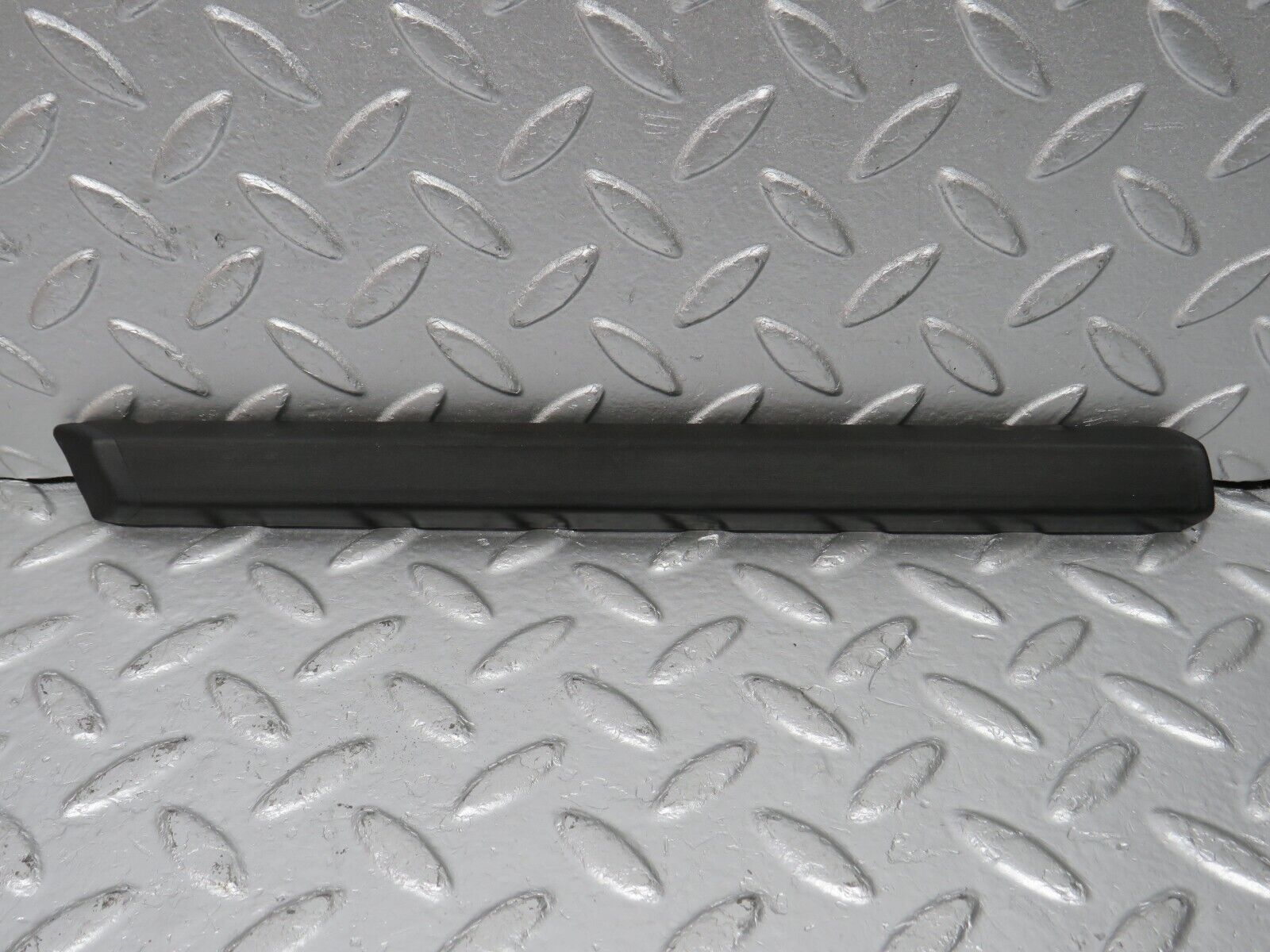 33782 Mercedes-Benz W201 190E 2.0L Front Left Fender Wing Centre Moulding Trim