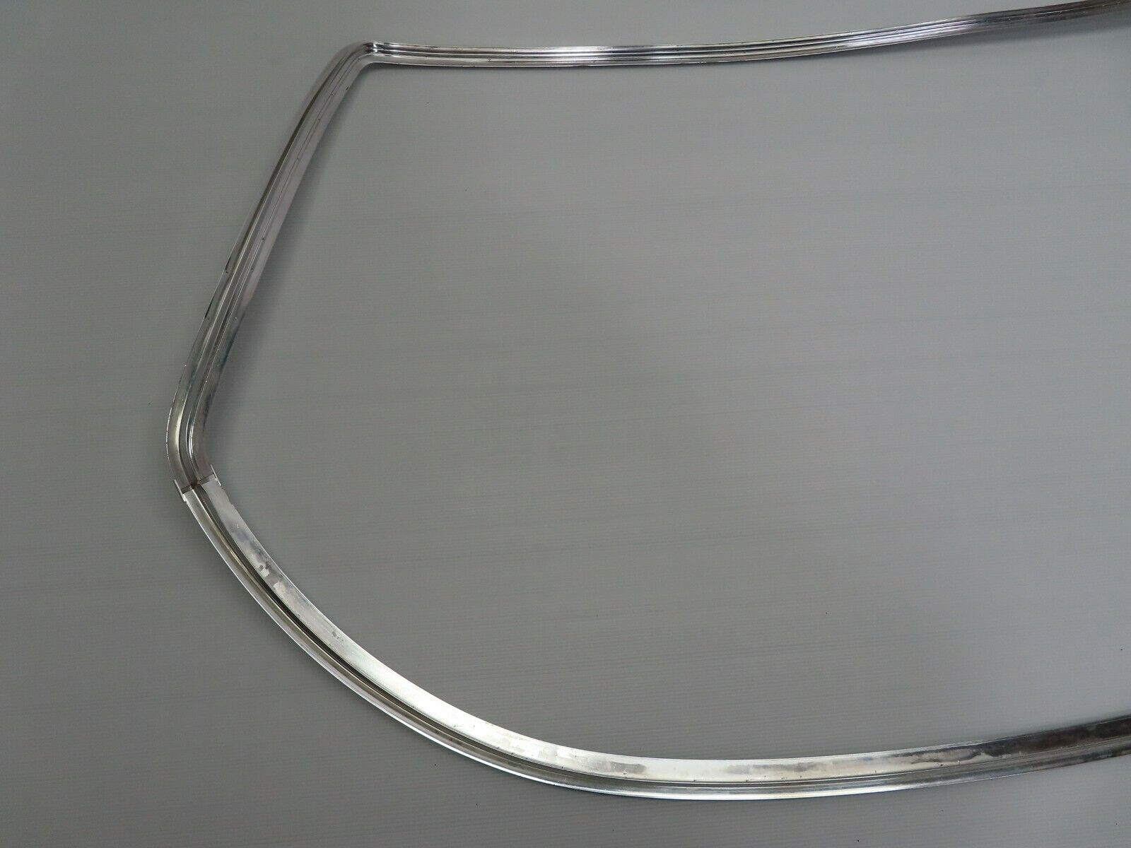 7173 Mercedes-Benz C107 350 SLC Rear Windscreen Chrome Frame
