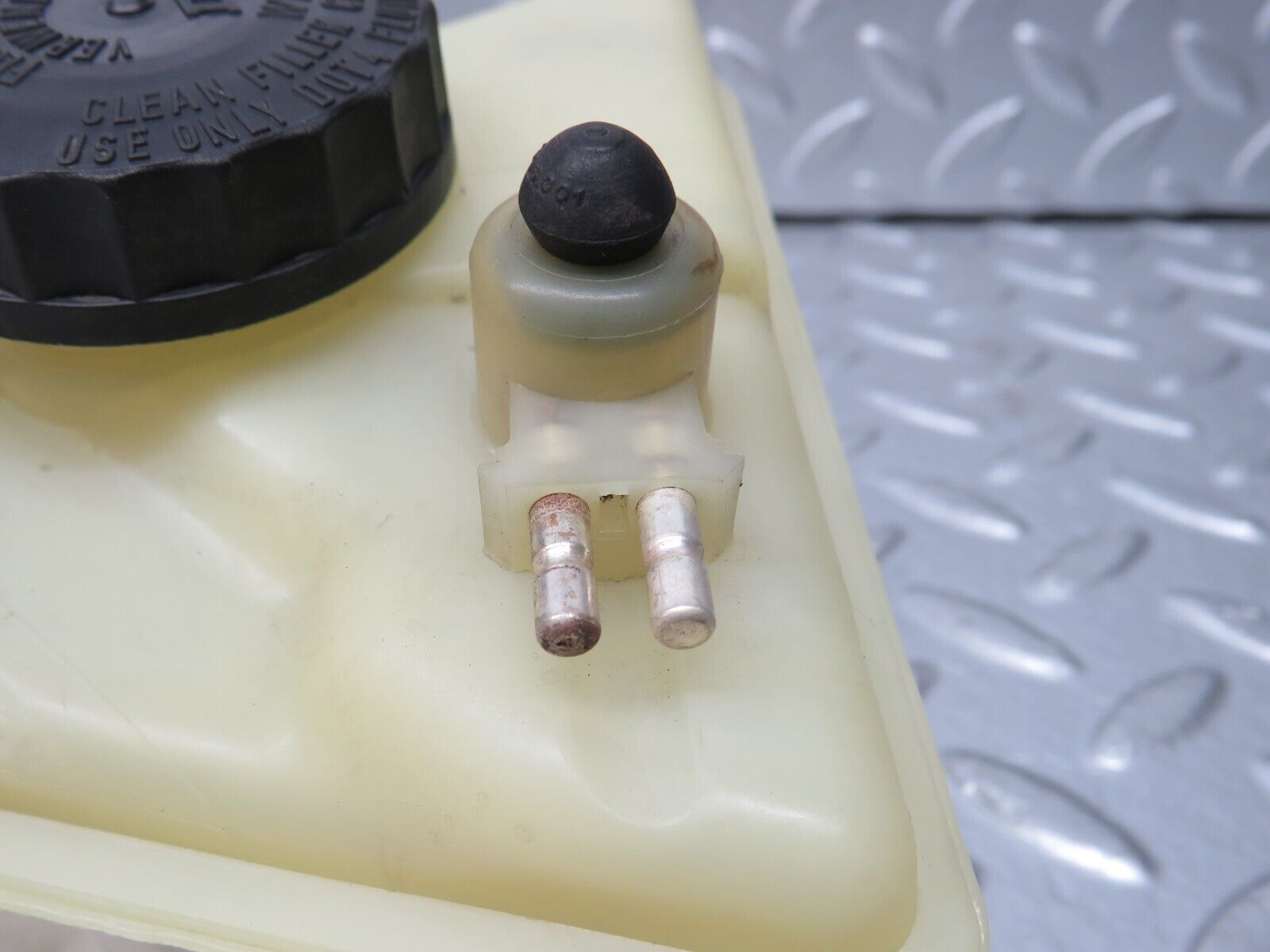 32041 Mercedes-Benz W123 230E Brake Fluid Reservoir Tank DBA