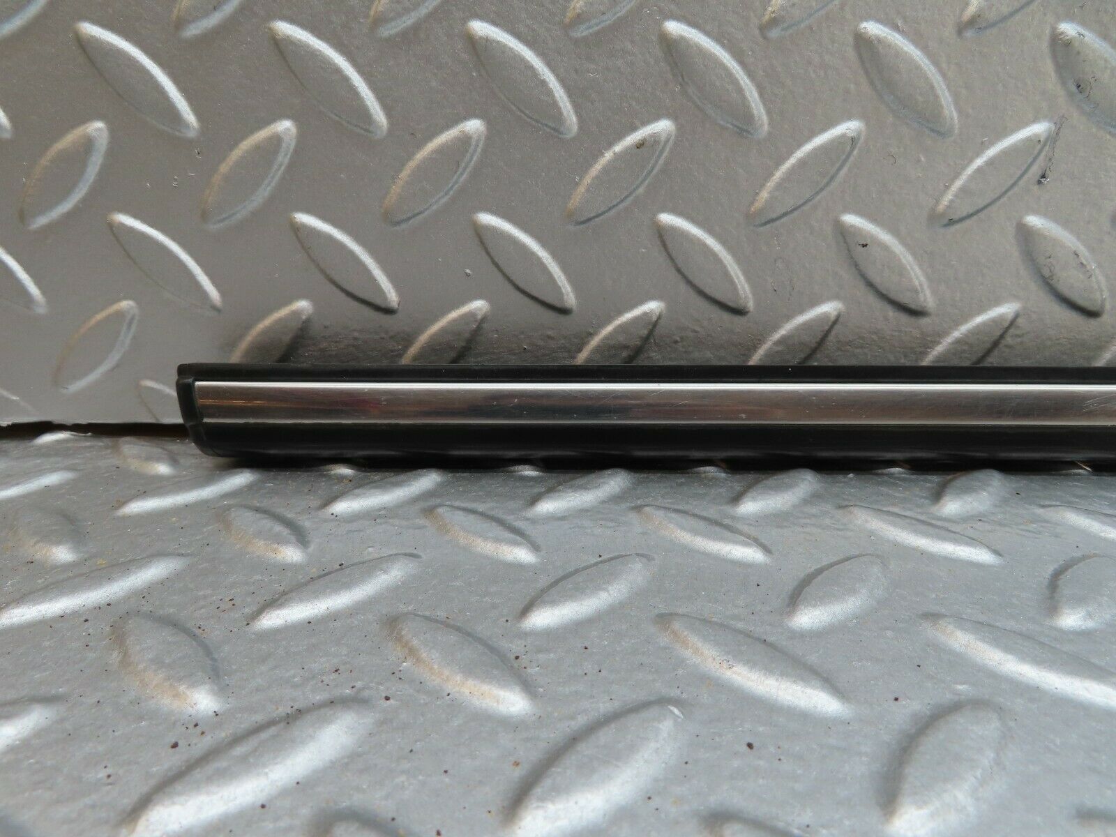 18005 Mercedes-Benz W123 200 Rear Right Door Centre Moulding Trim