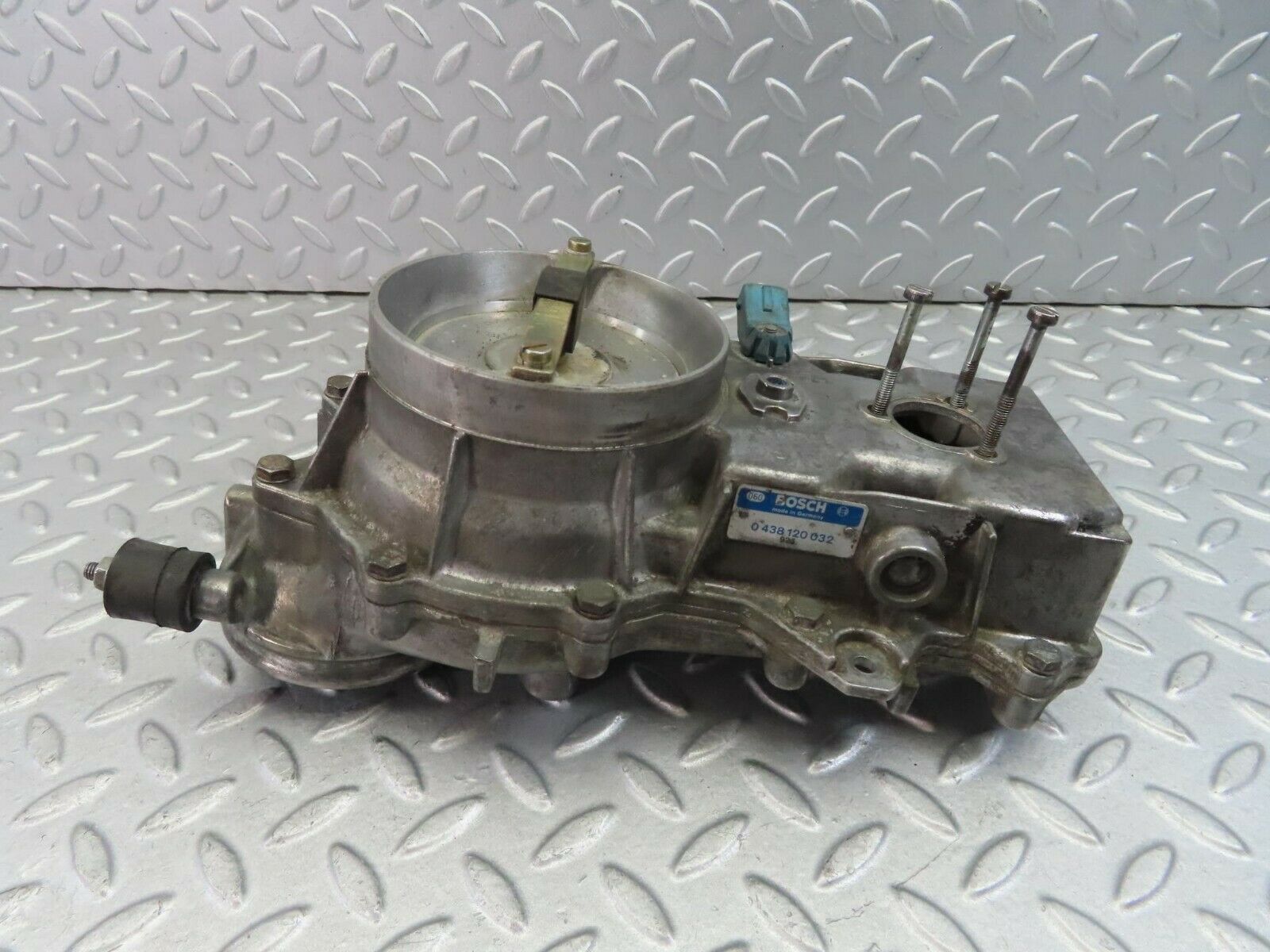 8519 Mercedes-Benz W123 Air Flow Mass Meter Sensor Bosch 0438120032