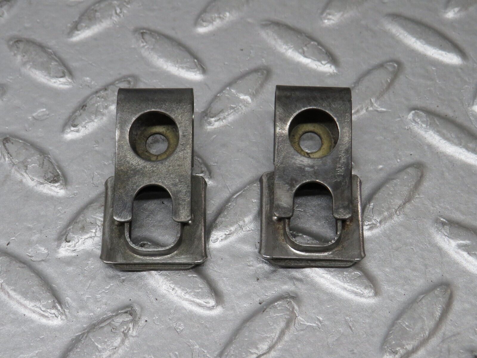 36242 Mercedes-Benz W126 420SE Fuel Injector Bracket 2x