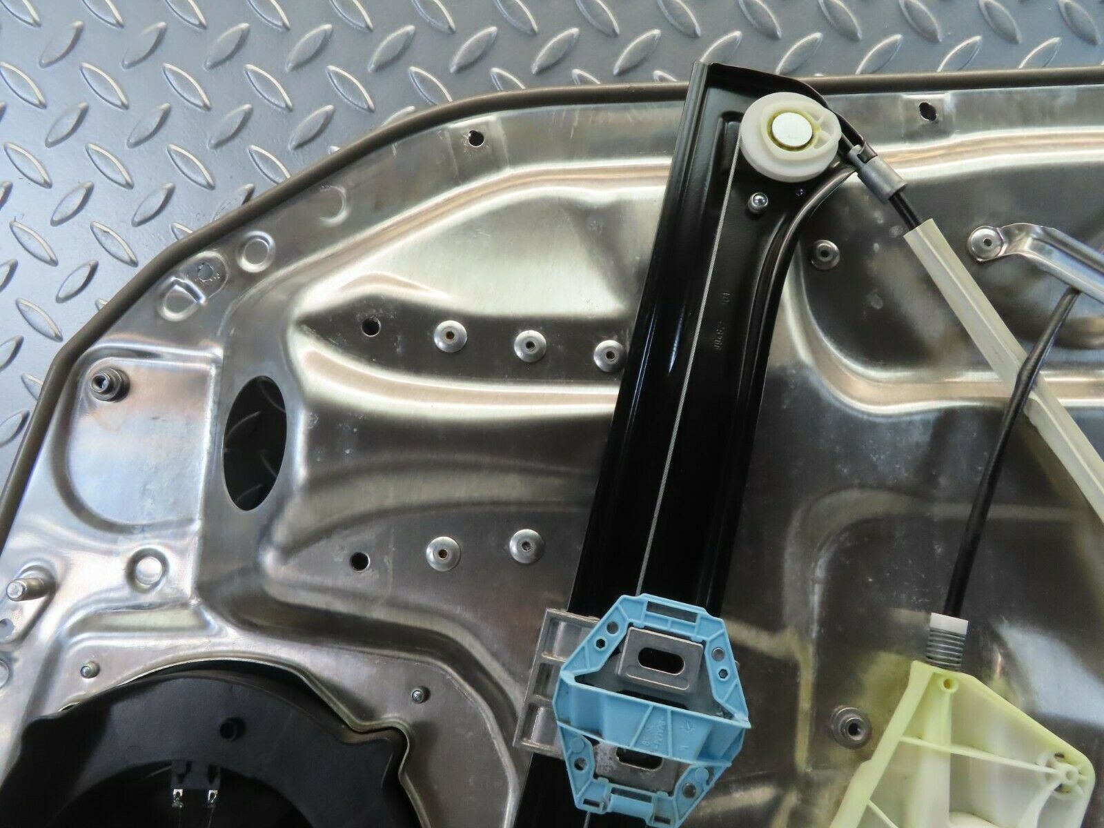 11168 Mercedes-Benz W221 S320 Front Left Door Window Regulator 2218203202