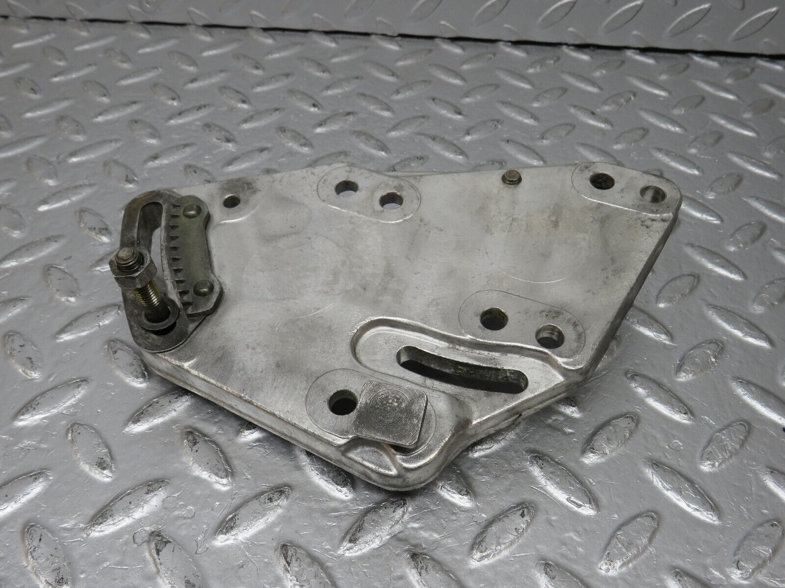 34511 Mercedes-Benz C126 380SEC Coupe Power Steering Pump Bracket 1174661141