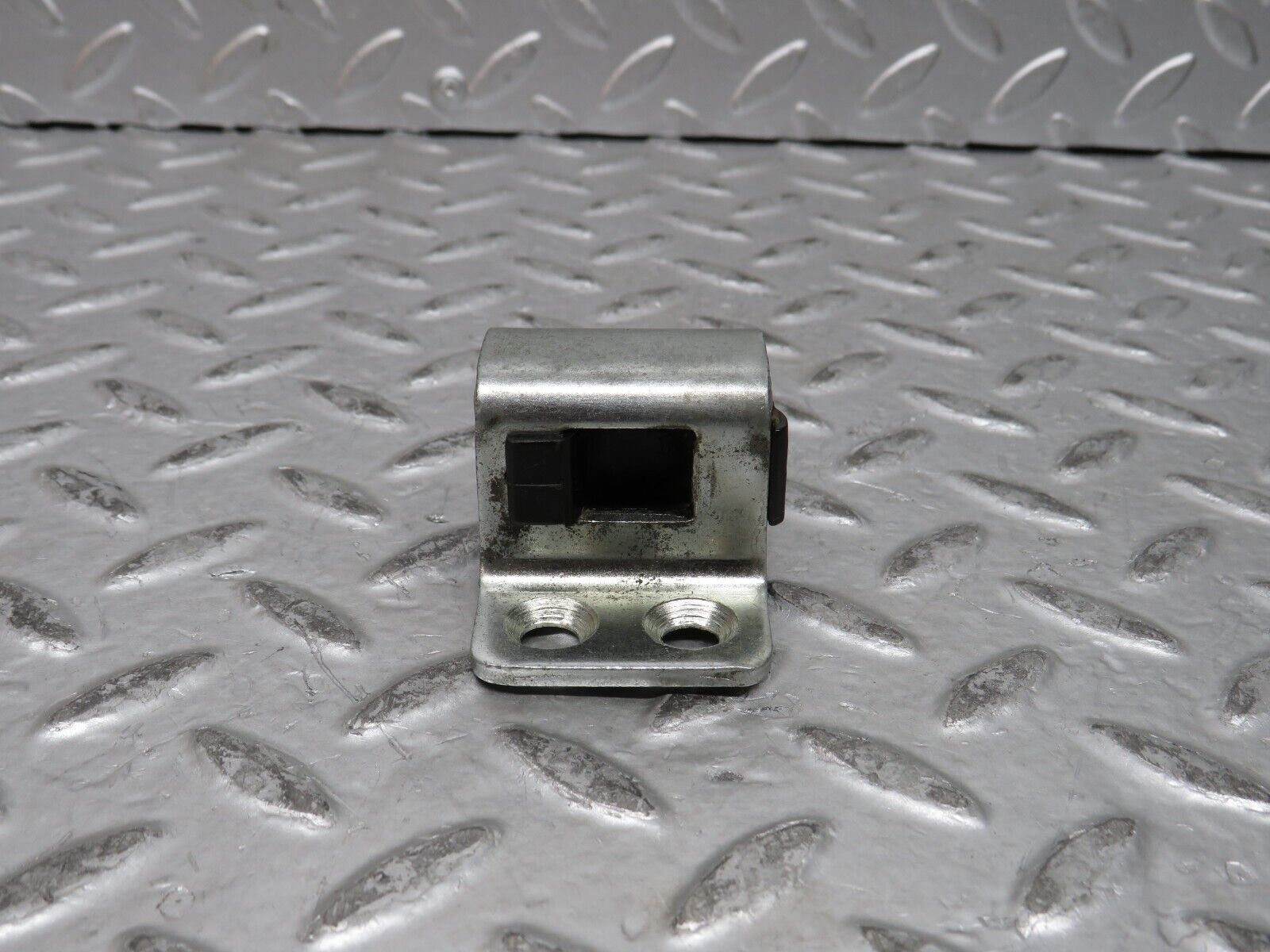 28309 Mercedes-Benz S123 240D Wagon Door Lock Latch Left