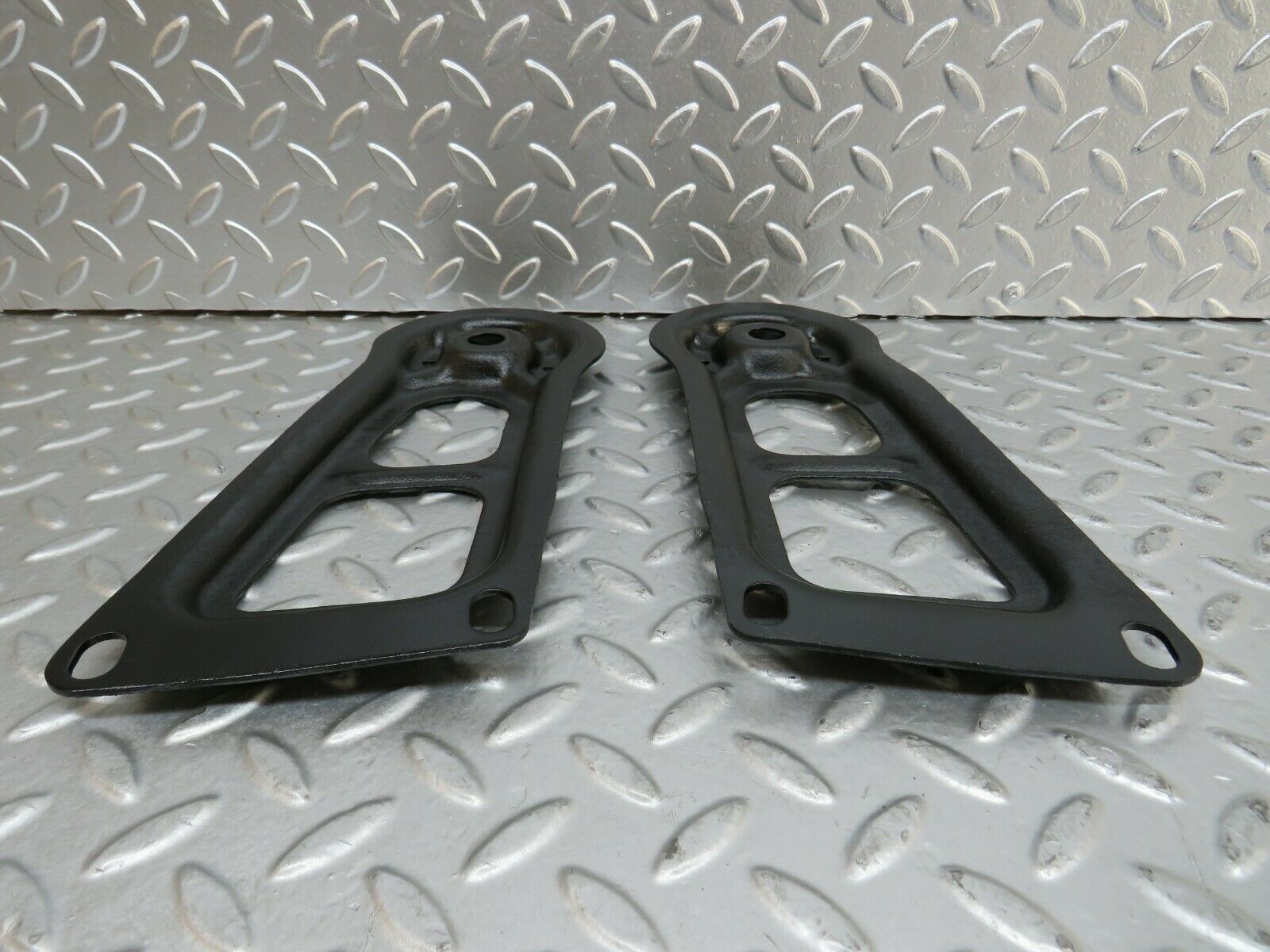 23815 Mercedes-Benz C107 450SLC Coupe Rear Suspension Axle Mounting Bracket