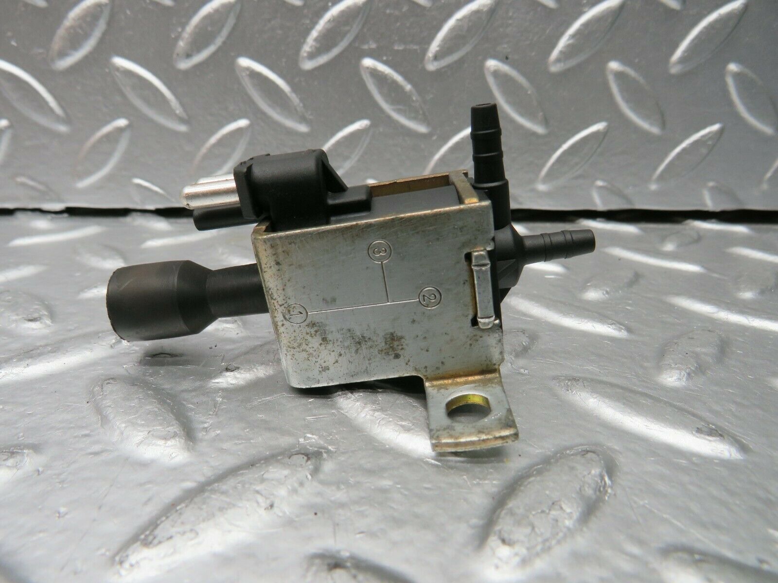 22579 Mercedes-Benz C124 E220 Coupe Vacuum Solenoid Binder 0015408697