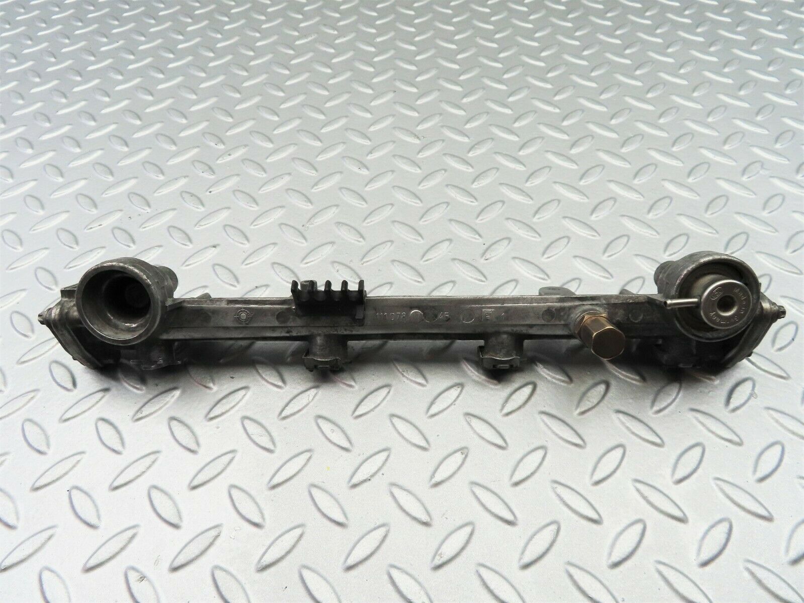 6784 Mercedes-Benz S124 E220 Wagon Fuel Injector Rail 1110780745