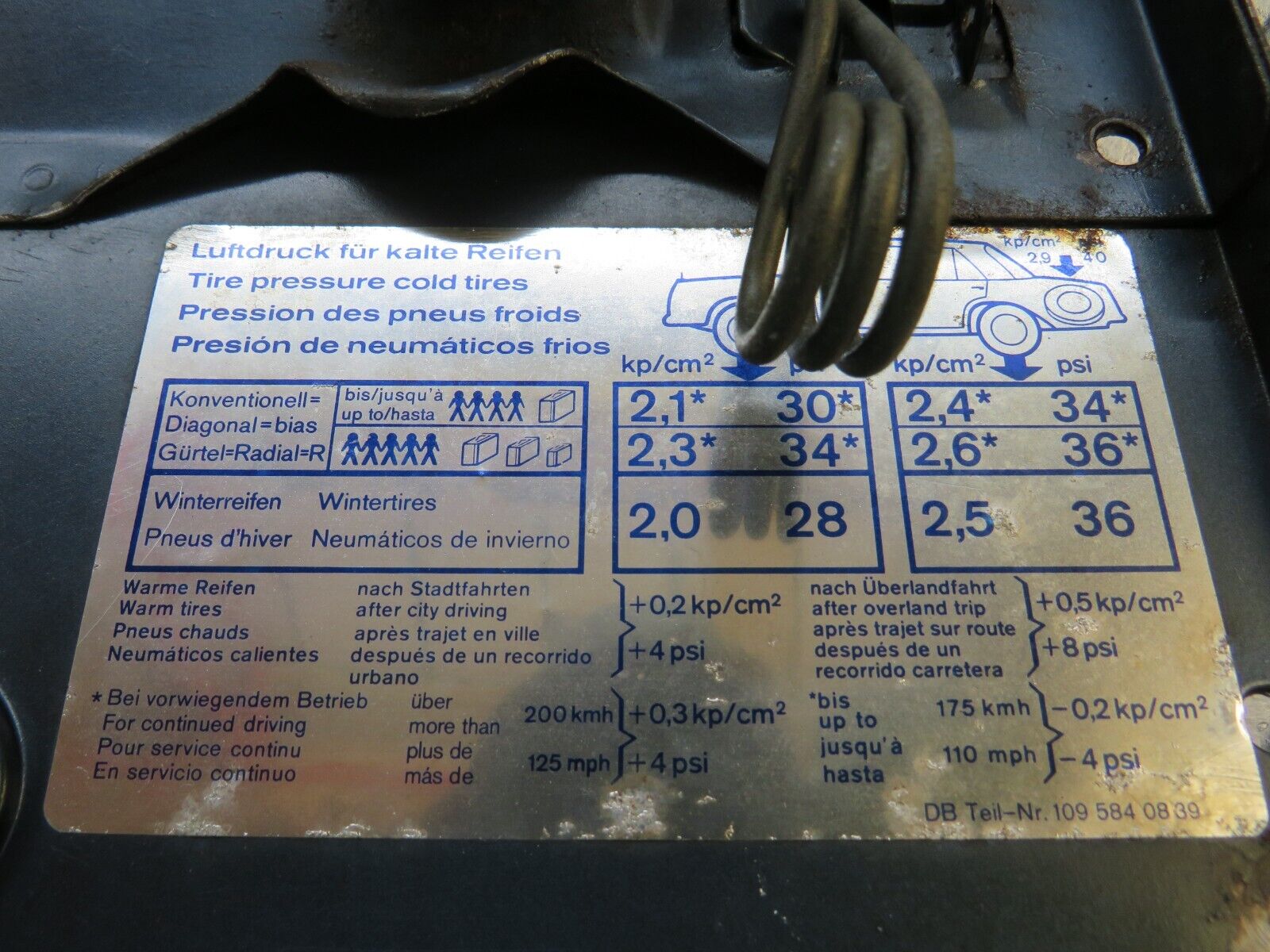 37594 Mercedes-Benz W109 300SEL Fuel Tank Flap Cap 1095840839