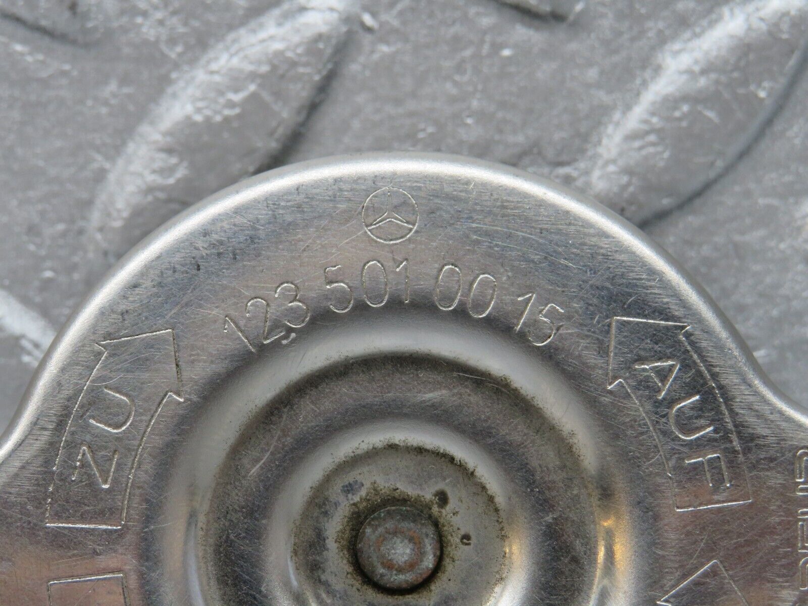 40681 Mercedes-Benz W123 300D Radiator Cap Behr 1235010015
