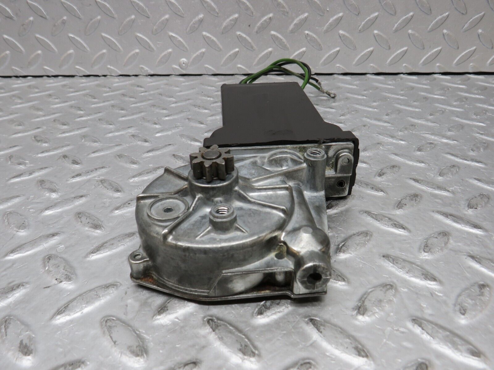 37419 Mercedes-Benz W109 300SEL Rear Right Window Regulator Motor Bosch 0132001102