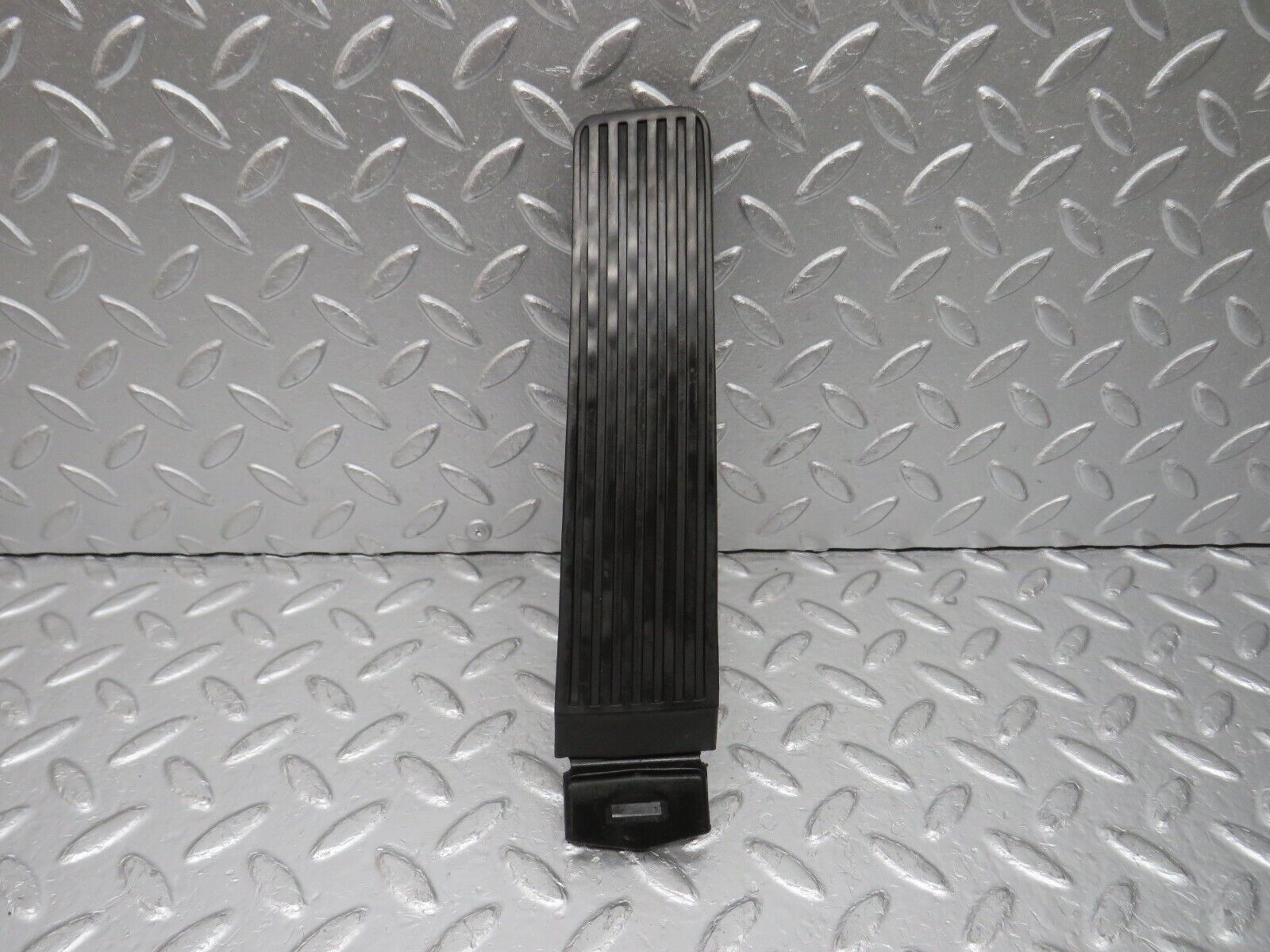 33148 Mercedes-Benz W124 Accelerator Pedal With Rubber 1263000504 1233010082