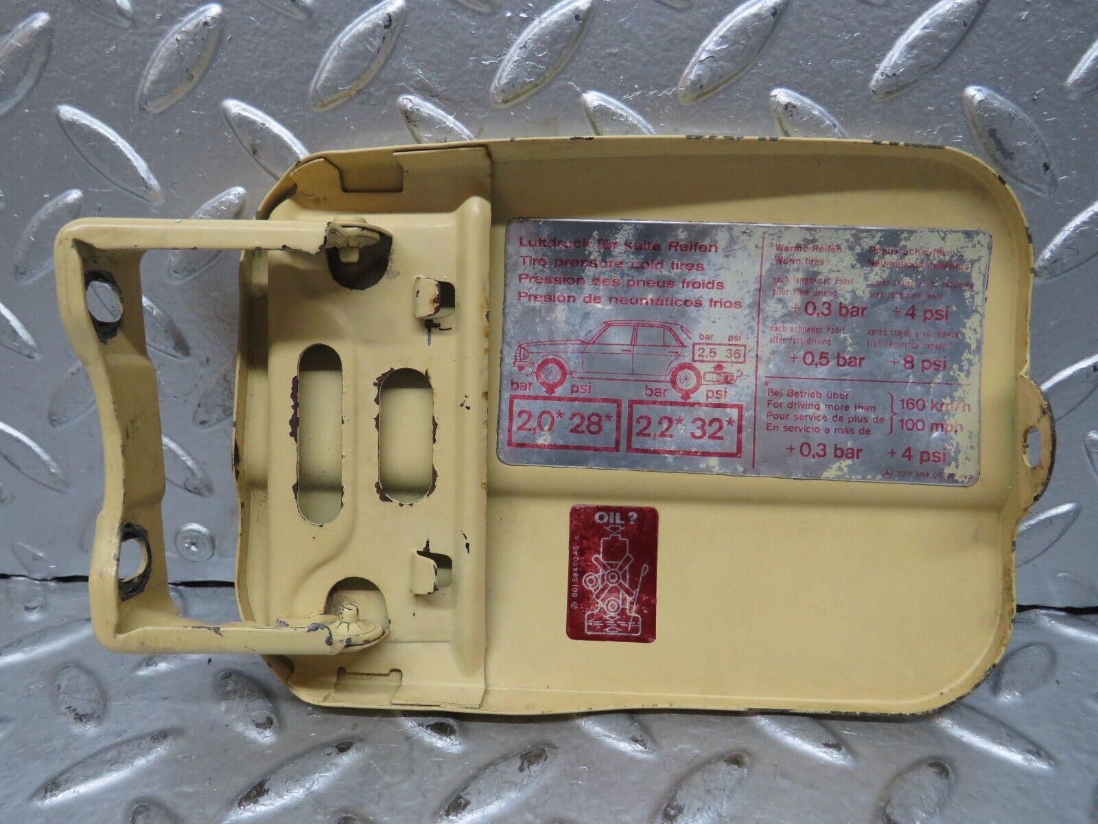 28744 Mercedes-Benz W123 230E Fuel Tank Flap Cap 1235840039