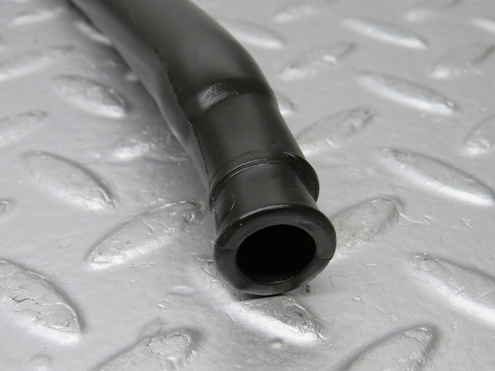 38156 Mercedes-Benz A124 320E Cabriolet Crankcase Breather Pipe 1040943582