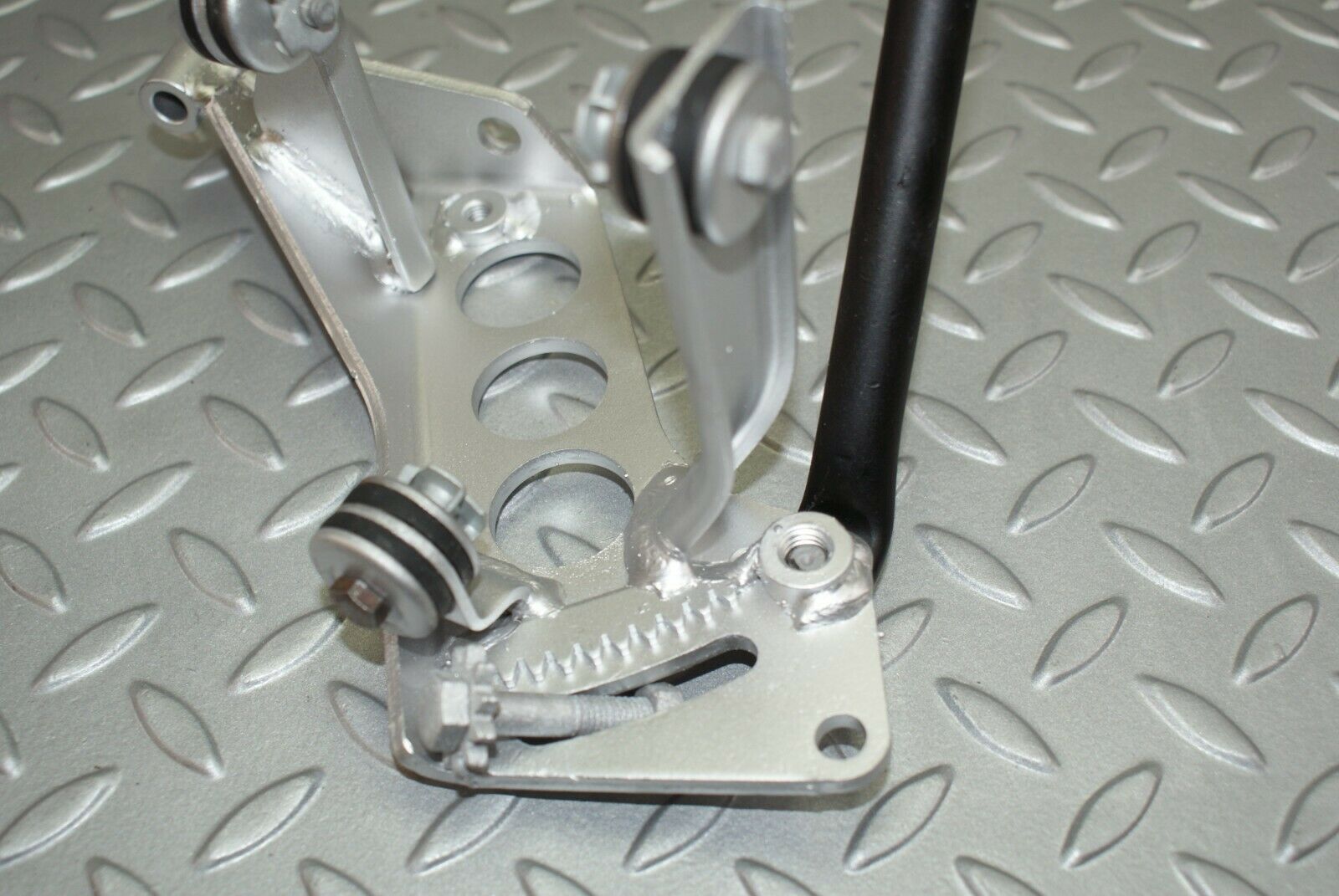 2999 Mercedes-Benz C123 280CE Coupe Power Steering Pump Holder Bracket