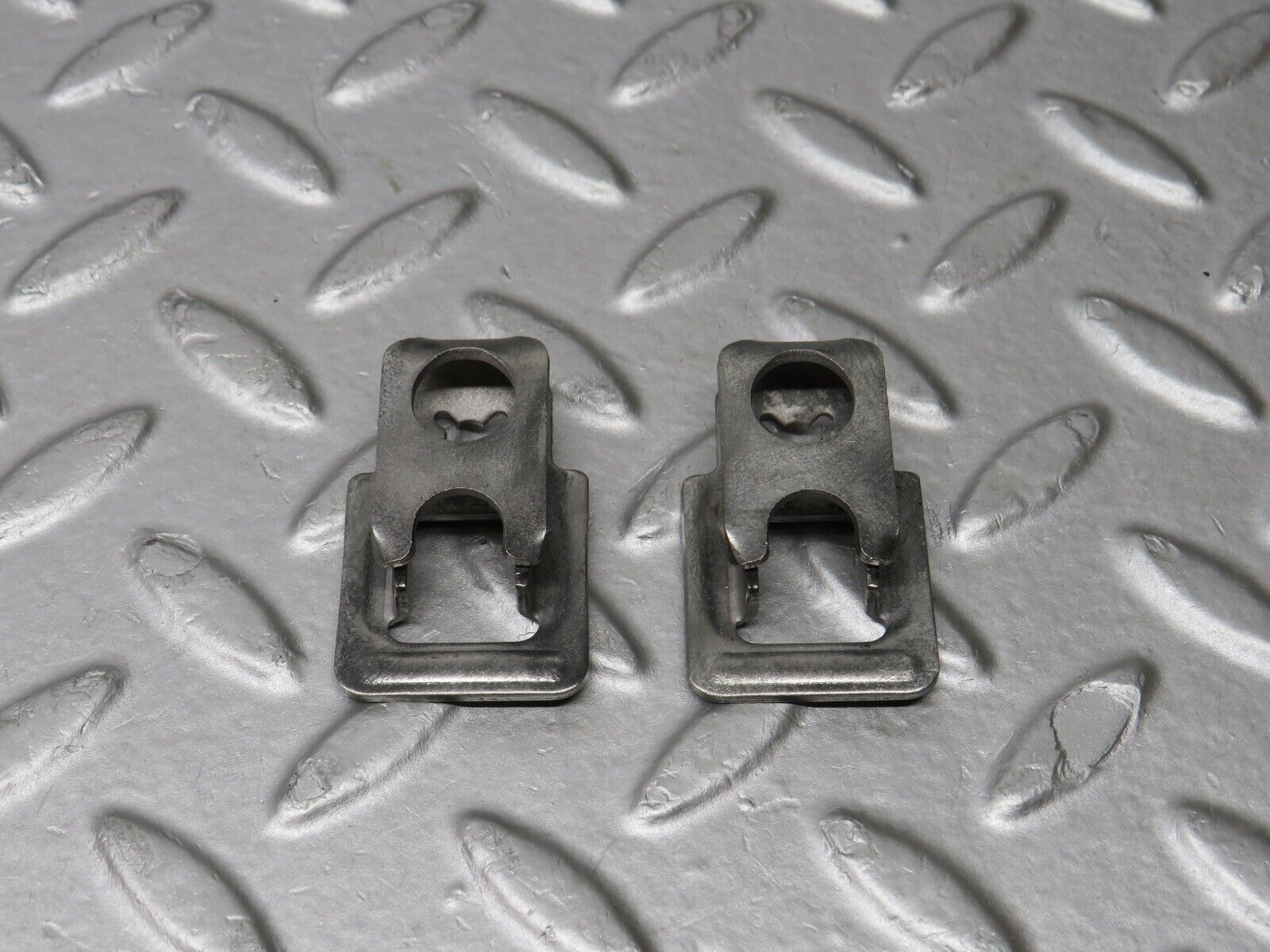 39030 Mercedes-Benz W201 190E 2.6L Fuel Injector Bracket 2x