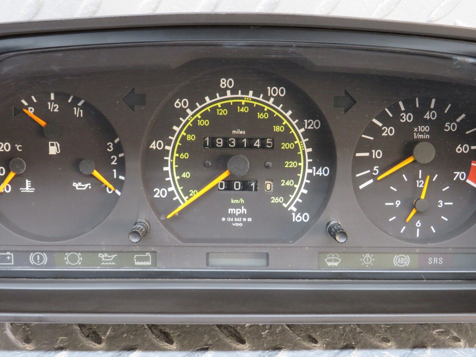 37980 Mercedes-Benz A124 320E Cabriolet Instrument Cluster VDO 1244406447 1245421965