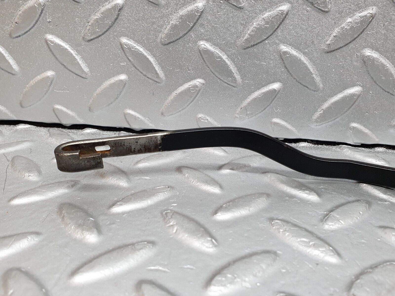 41209 Mercedes-Benz W126 300SE Windscreen Wiper Arm Left Side