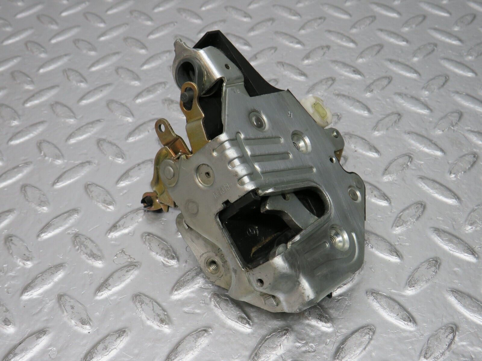 31391 Mercedes-Benz S124 220TE Wagon Front Right Door Lock Mechanism