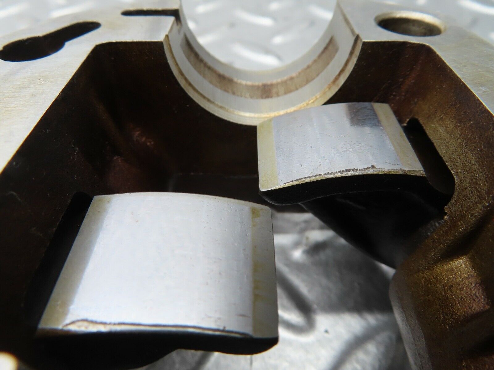 21272 Mercedes-Benz W123 230E Rocker Arms Camshaft Bearing Block 1020512110