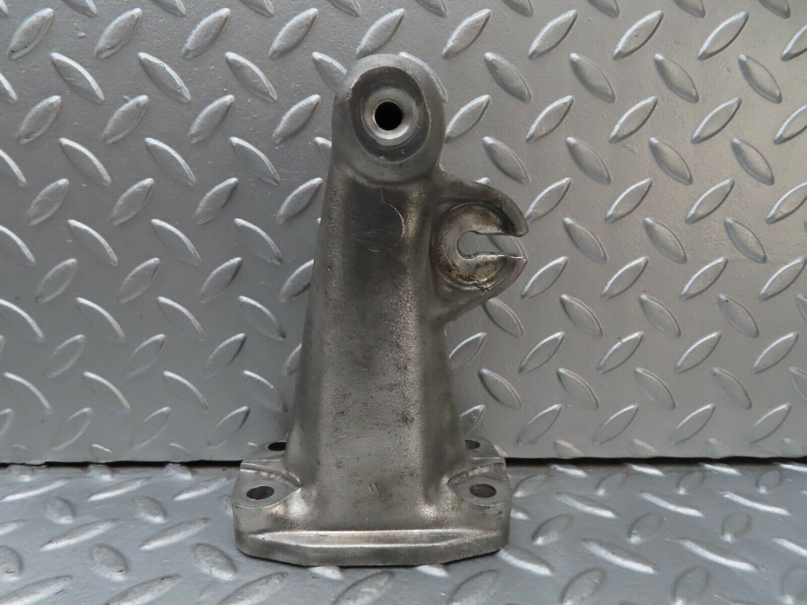 16920 Mercedes-Benz C123 280CE Coupe Engine Mount Bracket Left Side 1232230204