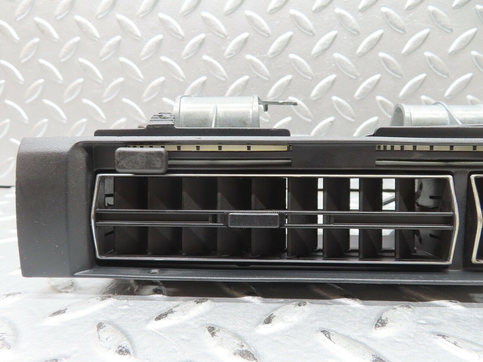 21667 Mercedes-Benz W126 300SE Dashboard Centre Air Vent 1268310030