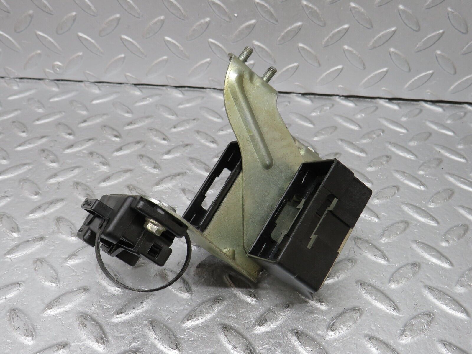 36186 Mercedes-Benz W126 420SE Diagnostic Connector With Bracket 1265459740