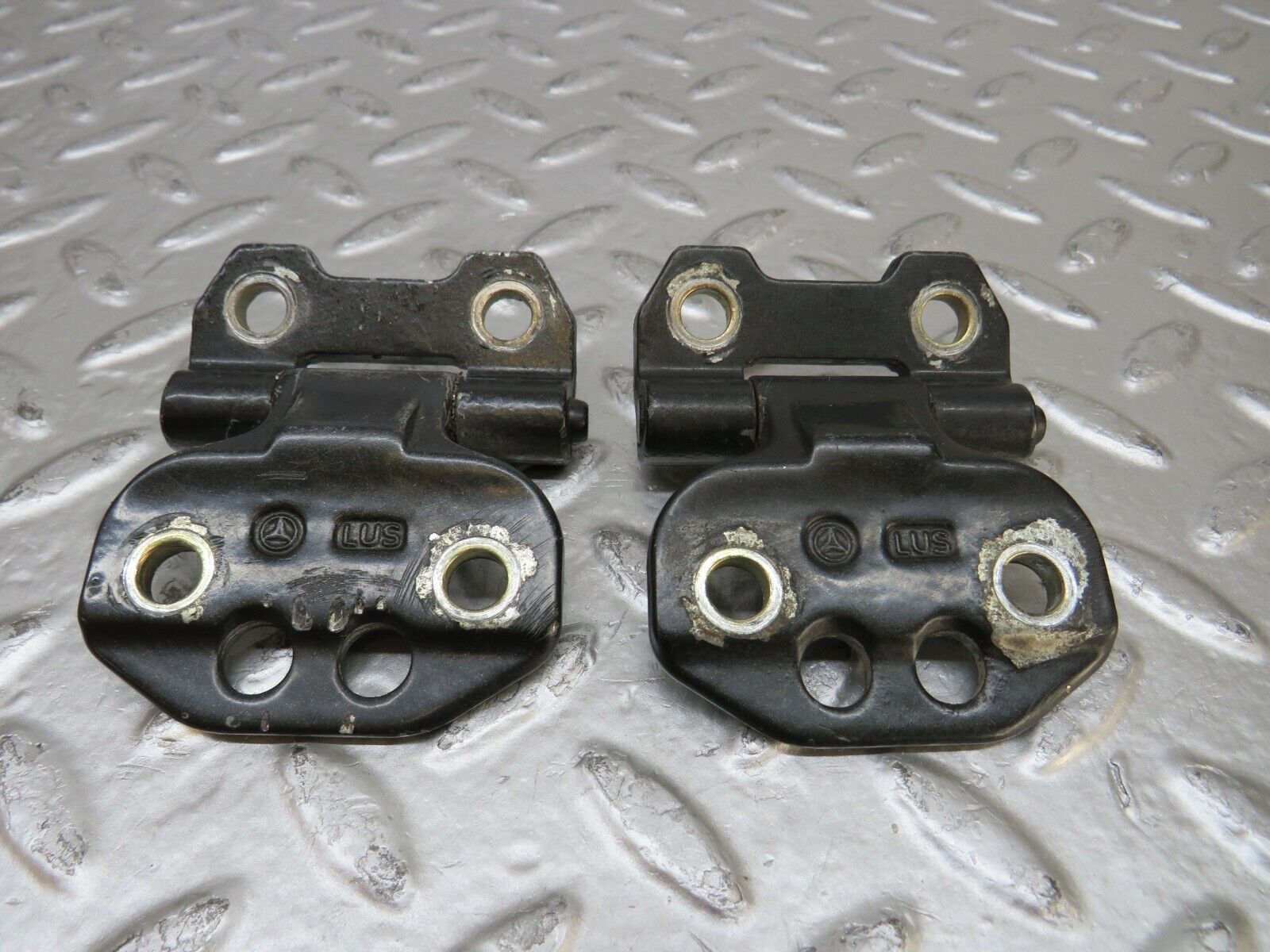 26701 Mercedes-Benz C124 220CE Coupe Left Door Hinge Pair