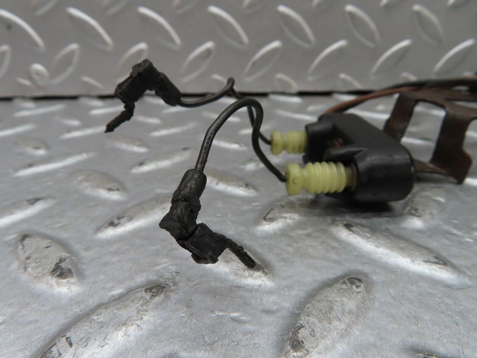 19270 Mercedes-Benz W123 300D Front Brake Pads Sensor Pair 0085451728