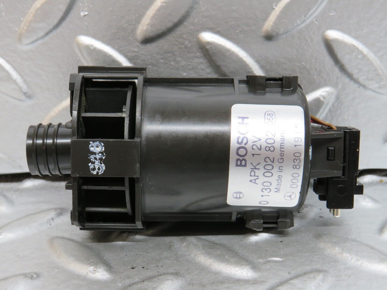 29467 Mercedes-Benz W124 230E Temperature Sensor 0008301908 0130002802